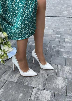 Белые туфли на каблуке с камнями9 фото