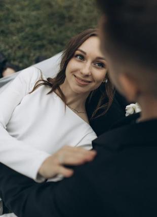 Мінімалістична весільна сукня із шовку