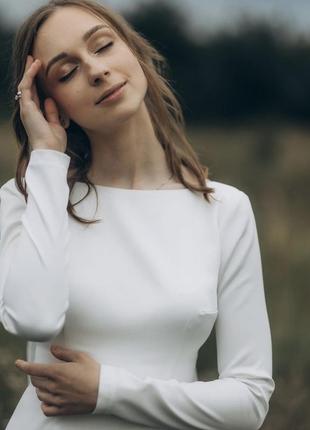 Мінімалістична весільна сукня із шовку