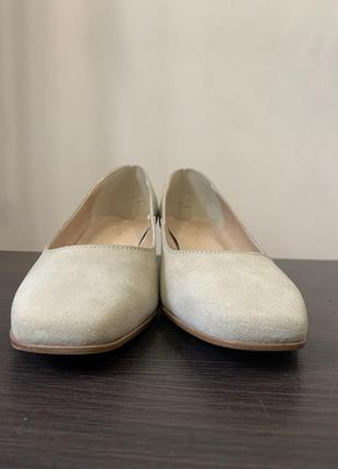 Бежеві замшеві молочні туфлі на квадартному каблуку квадратний носок esprit6 фото