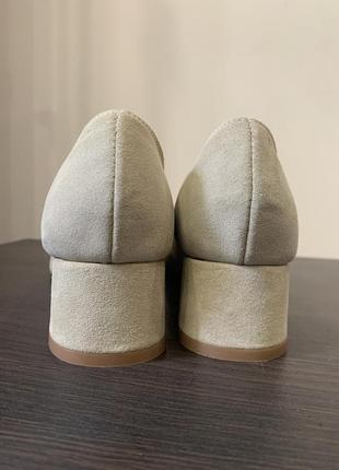 Бежеві замшеві молочні туфлі на квадартному каблуку квадратний носок esprit8 фото