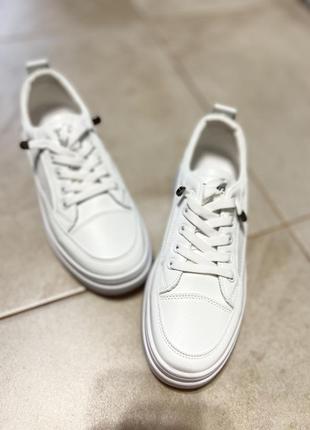 Белые кроссовки с сеточкой