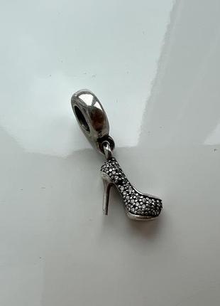 Серебряный шарм pandora pavé stiletto shoe dangle charm