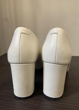 Білі молочні туфлі натуральна шкіра гострий носок квадратний каблук leomoda7 фото