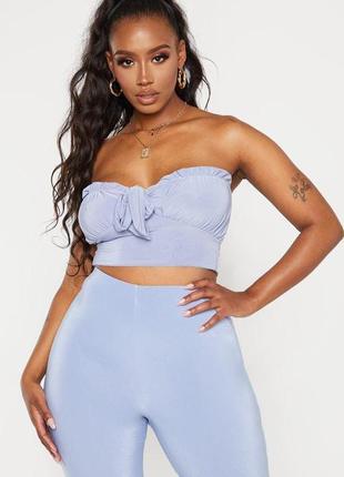 Блакитний кроп топ бандо prettylittlething