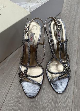 Шикарні босоніжки versace оригінал нові 36
