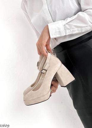 Бежевые натуральные замшевые трендовые туфли на высоком толстом каблуке с платформой ремешком замша беж8 фото