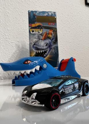 Набор hot wheels ускоритель с машинкой shark launcher city