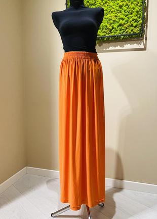 Яскрава спідниця в підлогу