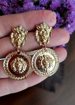 Сережки в стилі versace леви монети великі круглі масивні сережки  версаче  тренд модні