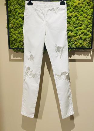 Белые рваные джинсы calzedonia