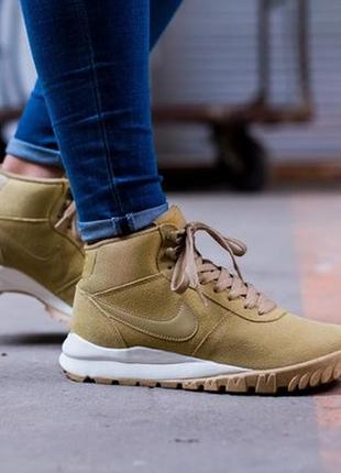 nike wmns hoodland suede