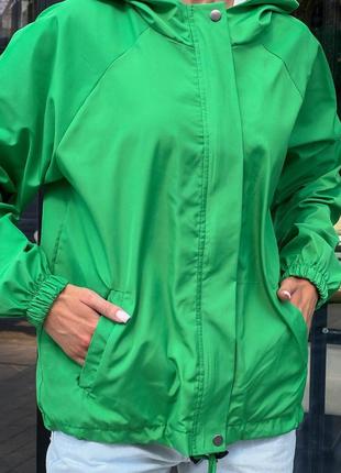Жіноча вітровка на підкладці з подвійним капюшоном куртка плащівка стильна зелена блакитна м'ятна9 фото