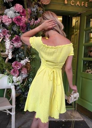 Трендова муслінова міні сукня з відкритими плечима коротка з регулюючими зав'язками на спині плаття біла рожева пудрова жовта7 фото