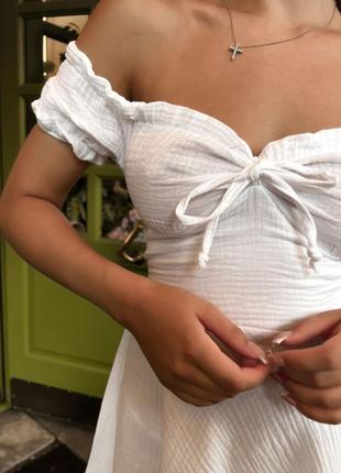 Трендовое муслиновое мини платье с открытыми плечами короткая с регулирующими завязками на спине платье белая розовая желтая7 фото
