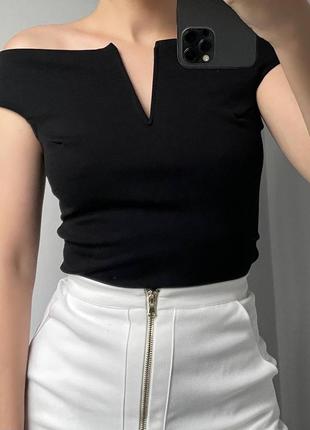Черный короткий топ, блуза женская boohoo с вырезом в идеальном состоянии
