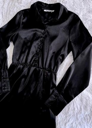 Черное сатиновое платье na-kd