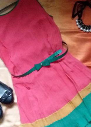 Яскраве плаття з плісировка і поясом