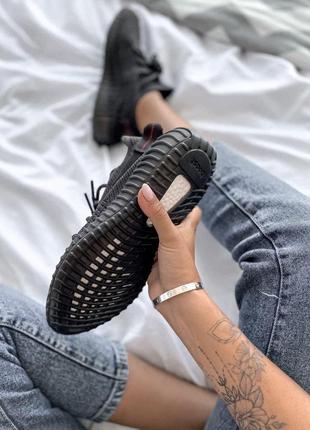 Мужские / женские кроссовки  adidas yeezy boost 350 v2 black (хрефлективные шнурки)7 фото