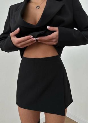 Женский черный стильный костюм двойка юбка шорты и укороченный пиджак лето тренд 20233 фото