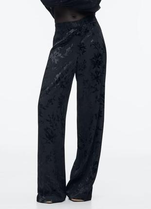 Zara чорний жакардові штани з тканини, що струмує.