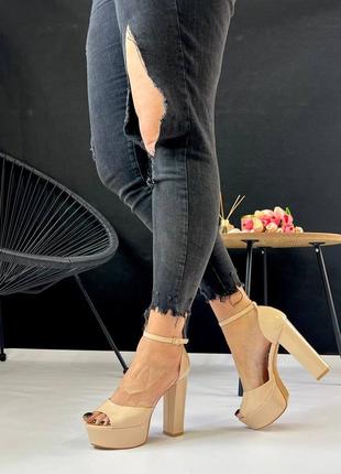 Женские бежевые босоножки на высоком устойчивом каблуке с закрытой пяткой7 фото