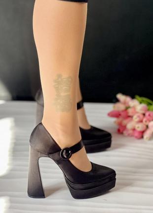 Жіночі чорні атласні туфлі на високих підборах і платформі7 фото
