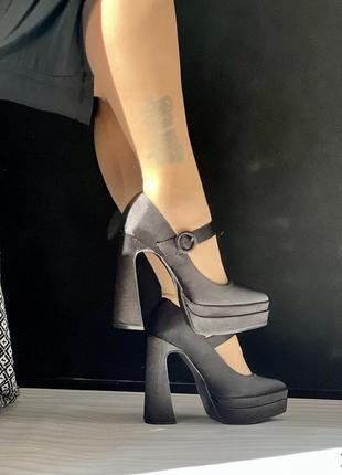 Жіночі чорні атласні туфлі на високих підборах і платформі6 фото