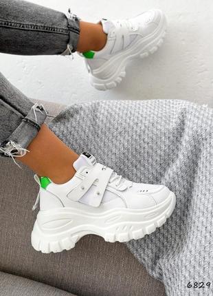 Жіночі білі кросівки на високій підошві