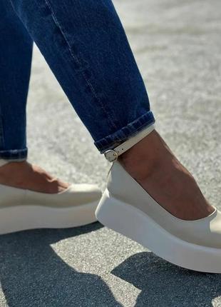 Стильні жіночі туфлі на платформі з пряжкою натуральна шкіра колір бежевий розмір 39 (25,5 см) (49703)