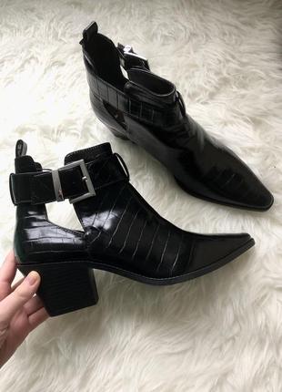 Крутые ботинки zara, черного цвета с открытой косточкой. новая коллекция6 фото