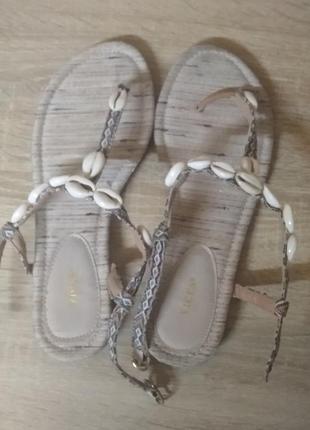 Босоніжки в'єтнамки в хорошому стані