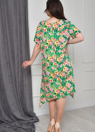 Женское платье батальное зеленого цвета с цветочным принтом3 фото