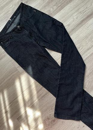 Черные прямые джинсы