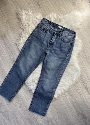 Джинсы mom с необработанным краем