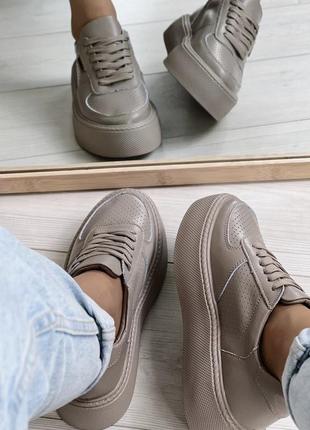 Кроссовки на платформе кожаные с перфорацией хаки и белые3 фото