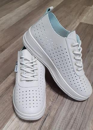 Мокасини жіночі з наскрізною перфорацією бежеві