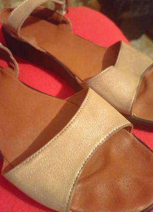 Продам кожаные босоножки