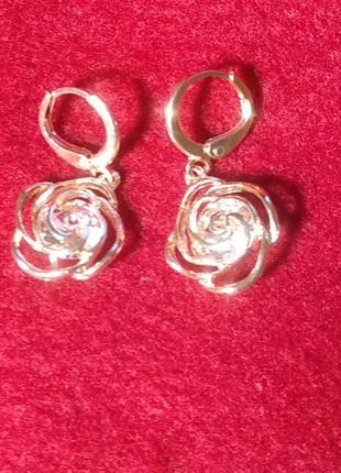 Ажурні сережки у вигляді троянди з кристалом всередині4 фото