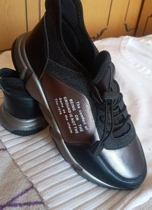 Кросівки  нові, 37р