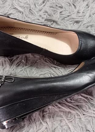 Туфлі класичні га танкетці