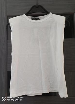 Топ с эффектом накладных плеч