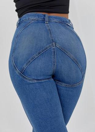 Женские джинсы клеш с круглой кокеткой сзади синие2 фото