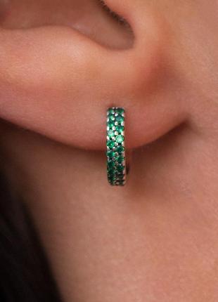 Серебряные s 925 серьги круглые кольца с зелеными камнями фианитов по кругу, зеленые маленькие круглые серьги из серебра s9251 фото