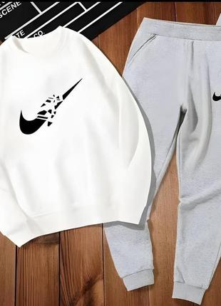 Женский спортивный костюм