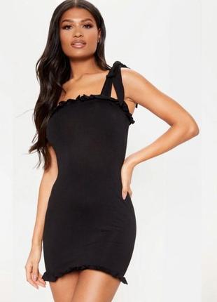 Платье prettylittlething черное рюша