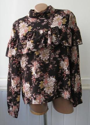 Блуза з воланом на грудях, комір стійка