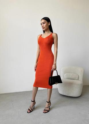 Яскрава сукня міді вязана на бретелях оранжева4 фото