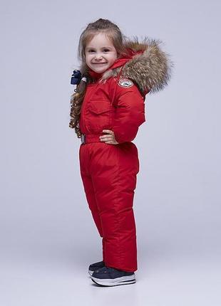 Детский однотонный зимний комбинезон красного цвета и лужайкой из натурального меха 86 см.