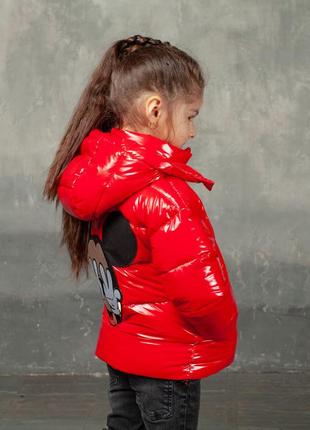 Демисезонная детская куртка красного цвета из лаковой плащевки и нашивкой4 фото
